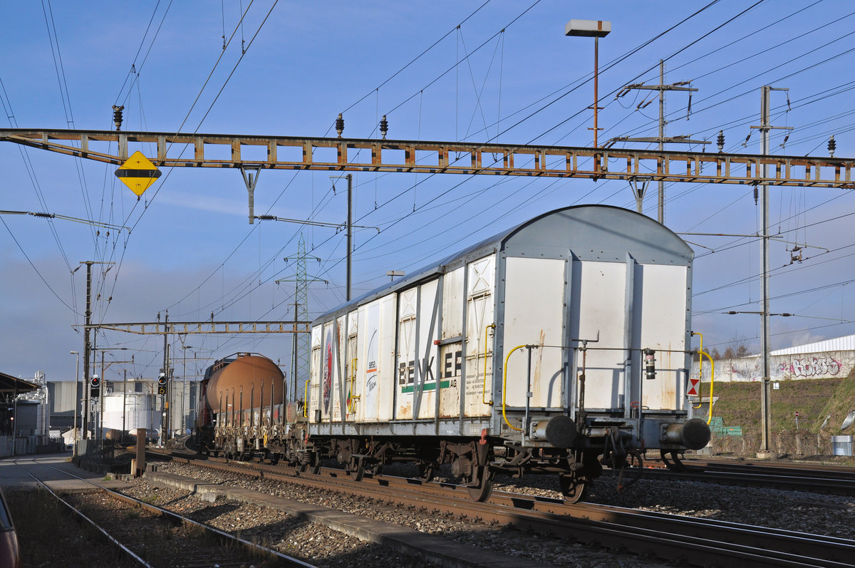 Güterwagen von Benkler: Vs 40 85 95 06 675-9 durchfährt den Bahnhof Pratteln. Die Aufnahme stammt vom 07.12.2016.