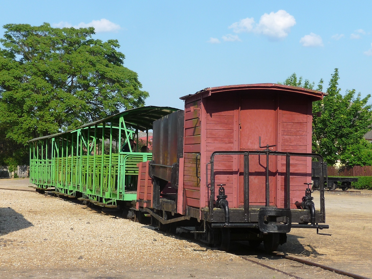 Güterwagen und  Cabrio-Wagen  im Bahnhof Dombrad, 23. 5. ‎2016