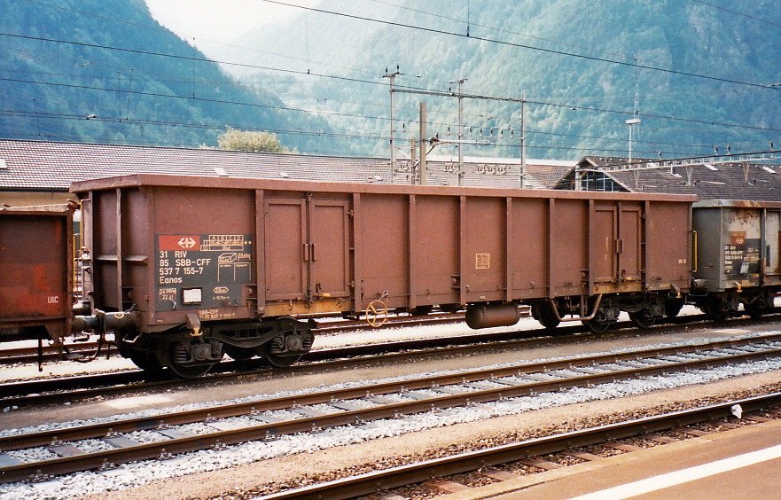 Güterwagen Eanos der SBB im SBB Bf Erstfeld, Oktober 2003