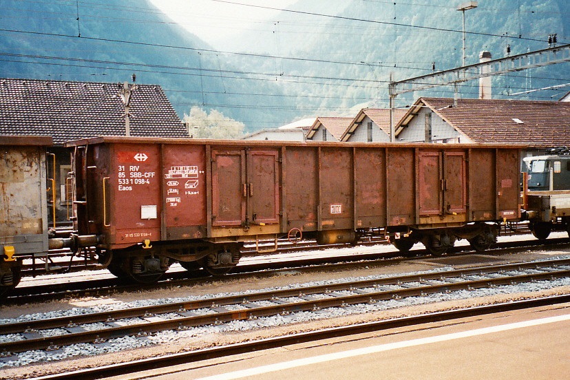 Güterwagen Eaos der SBB im SBB Bf Erstfeld, Oktober 2003 - Nr 533 1 098