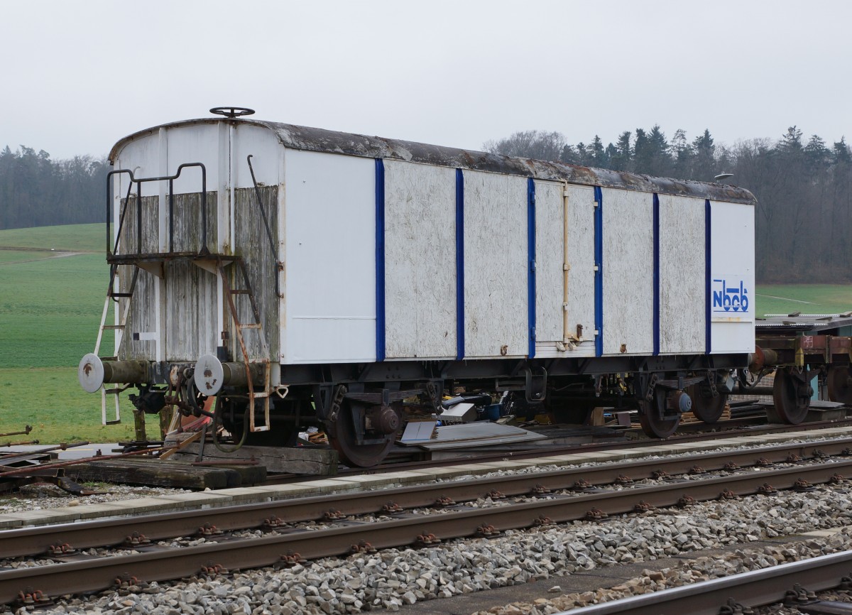 Güterwagen: ERHALTUNG ANSTATT VERSCHROTTUNG. Dieser letzte in der Schweiz noch vorhandene Kühlwagen P 23 85 849 1801-1 (ehemals Sais AG Horn/TG, Baujahr 1951) mit dem ursprünglichen Holzkasten mit Baujahr 1951, der dem Bahnhofumbau Busswil weichen muss, wurde von IG Schiene Schweiz im letzten Moment gerettet. Bis zum Abtransport in die Ostschweiz war er im Besitz des N-Bahn Clubs Busswil (NBCB). Die Aufnahme entstand am 24. Februar 2016.
Foto: Walter Ruetsch    