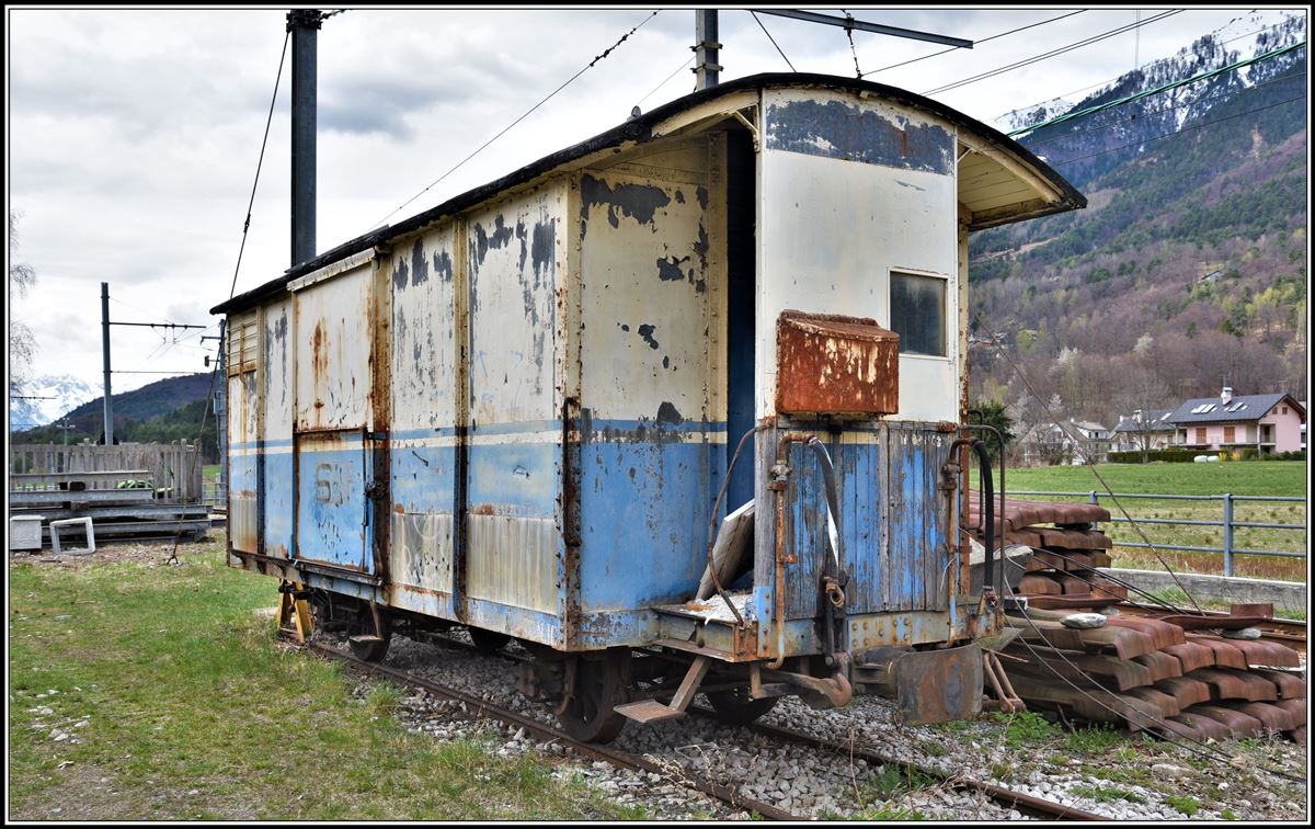 Güterwagen gibt es nicht mehr viele auf der FART/SSIF und sind meistens in einem schlechten Zustand, wie dieses Exemplar in S.Maria Maggiore. (10.04.2019)