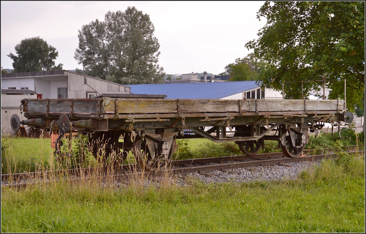Güterwagen M4 257 Vorbesitzer RHB, 1898 gebaut durch die Ateliers de Construction in Manceau, dieser Rentner sah immerhin drei Jahrhunderte und kommt auf rüstige 117 Jahre. Interessant sind auch seine vier unterschiedlichen Achslager unter anderem mit den Labeln längst vergangener Bahnen, JS (Jura-Simplon-Bahn) und der G-B (Gotthard-Bahn), dazu noch von der SBB und der R<U>H</U>B (Rohrschach-Heiden-Bahn) selbst. Juli 2014. 