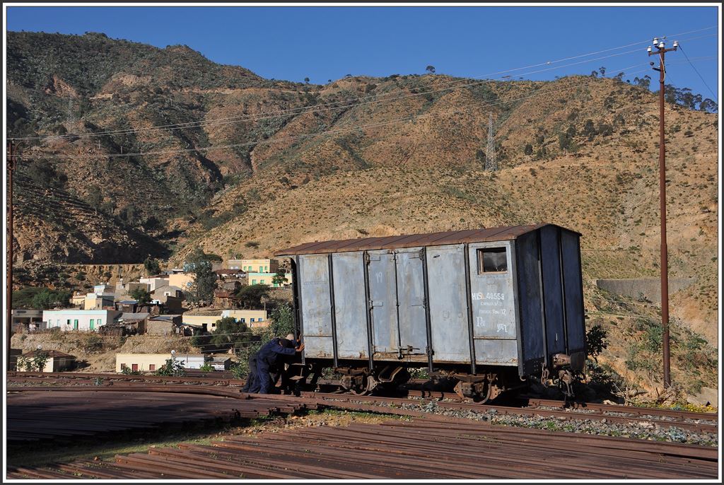 Güterwagen werden auch mal von Hand rangiert, hier in Nefasit. (06.12.2014)