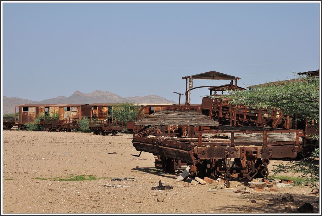 Güterwagenfriedhof in Mai Atal. (07.12.2014)