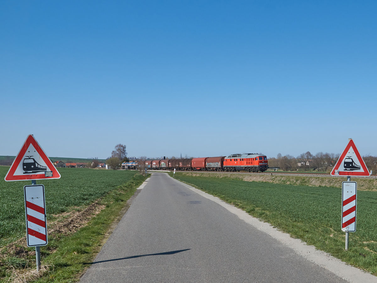 Güterzüge zwischen Gößnitz und Gera sind selten. Am 30.3.2021 zog 232 571 eine Übergabe von Zeitz nach Zwickau und hat gerade den Abzweig Saara passiert.