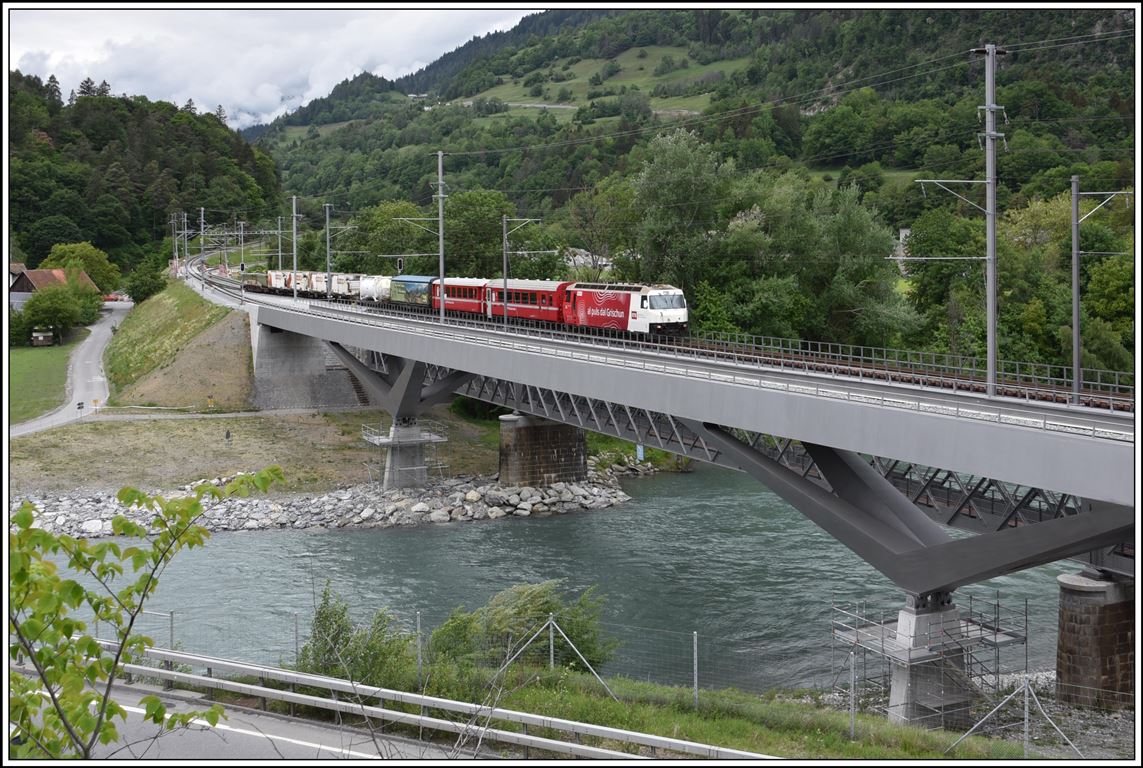 Güterzug 5140 mit der Ge 4/4 III 645  Tujetsch  wechselt auf die linke Gleisseite vor dem Bahnhof Reichenau-Tamins. (13.05.2020)