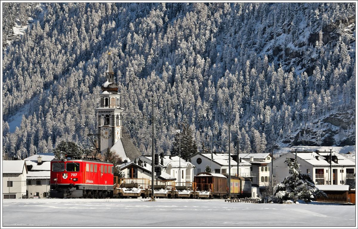 Güterzug 5162 mit Ge 6/6 II 707  Scuol  bei Bever. (08.11.2016)