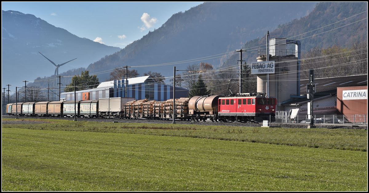 Güterzug 5732 aus Ilanz mit der Ge 6/6 II 701  Rätia  mit Holz und Wasser fährt in Untervaz-Trimmis ein. (22.11.2018)