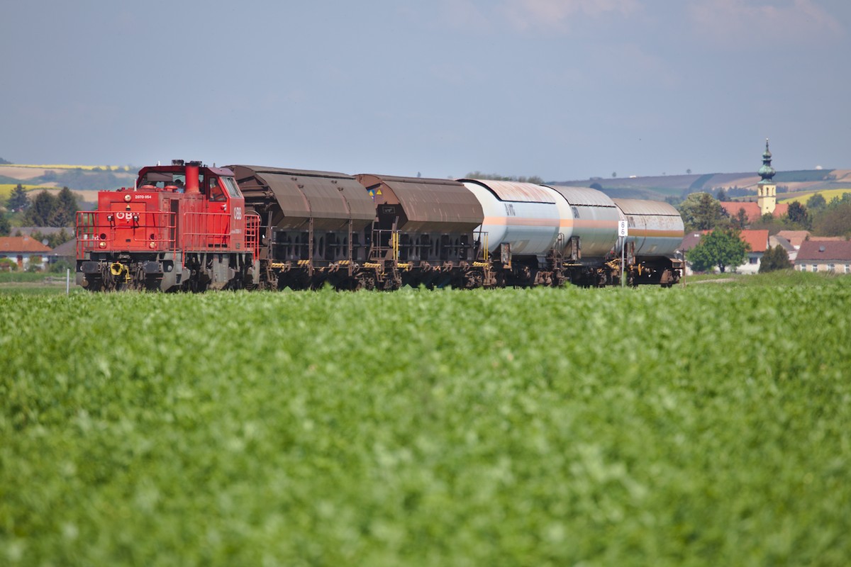 Güterzug bespannt mit der 2070.054 auf der Rückfahrt nach Korneuburg. Im Hintergrund ist die Kirche von Harmannsdorf-Rückersdorf zu erkennen.(06.05.2016)