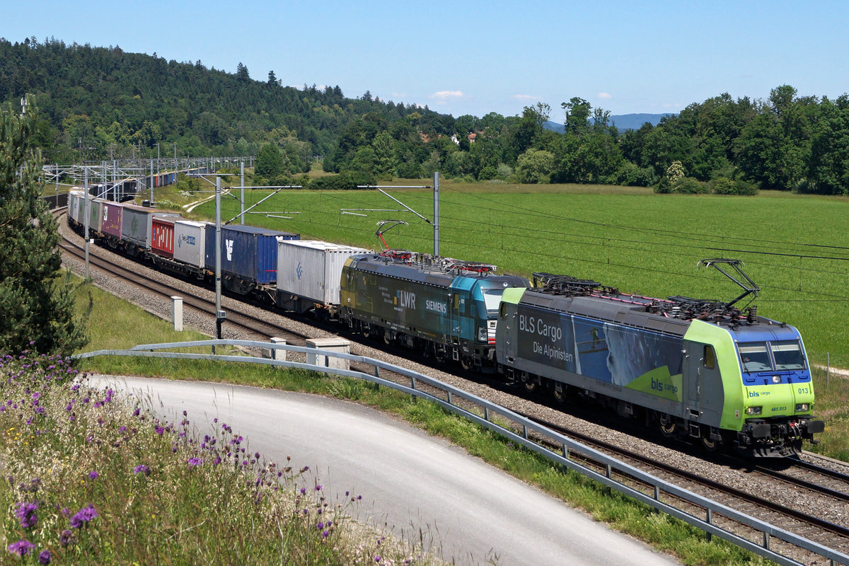 Güterzug von BLS CARGO INTERNATIONAL mit der Re 485 013 und der neuen MRCE Vectron 193 717  LWR SIEMENSNS  bei Roggwil auf der Fahrt nach Domodossola am 1. Juni 2020.
Foto: Walter Ruetsch
