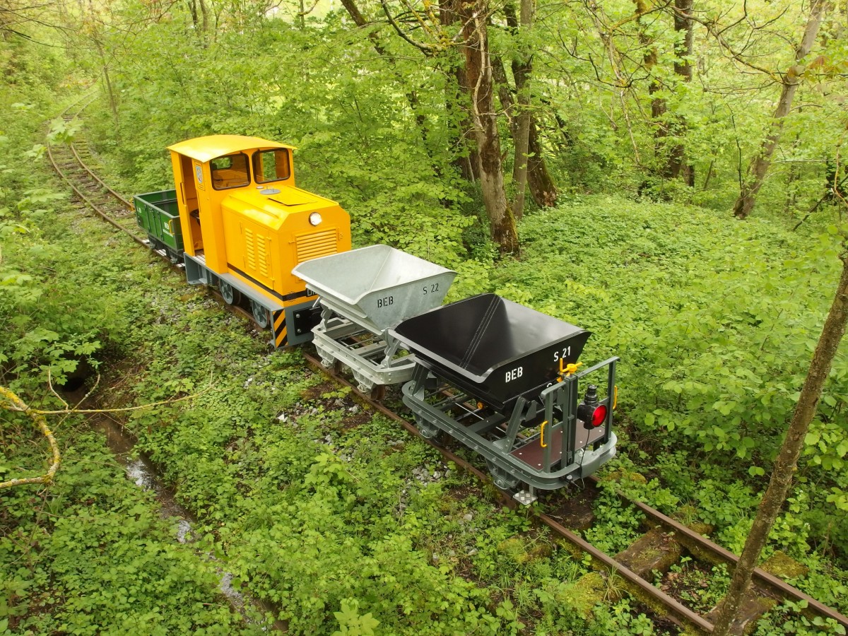 Güterzug der Bözenegg - Eriwis Bahn beim Durchqueren der urchigen Waldpartie.
Aufnahme 2.5.2015.  Mehr zur Geschichte unter  www.bebrail.ch
