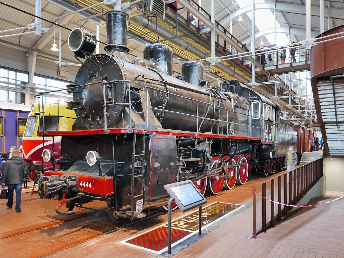 Güterzug-Dampflok ЭШ-4444, Baujahr 1922, im Russischen Eisenbahnmuseum in St. Petersburg, 4.11.2017
