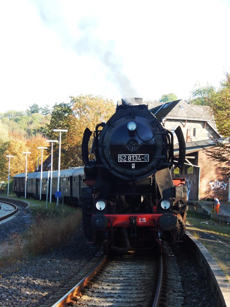 Güterzug-Dampflok 52 8134-0 der EFB (Eisenbahnfreunde Betzdorf)macht am 19.10.2014
nach Sonderfahrt von SIEGEN auf den WESTERWALD Pause im Bahnhof HACHENBURG.