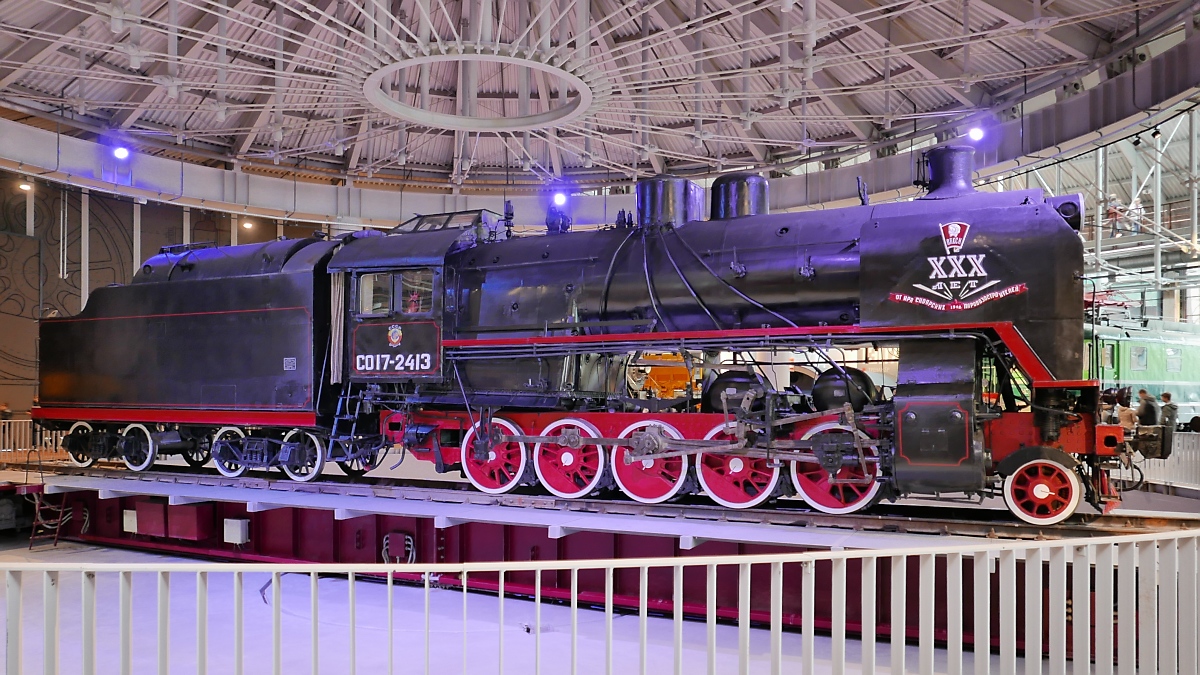 Güterzug-Dampflok CO17-2413, Baujahr 1948, auf der Drehscheibe im Neubau des Russischen Eisenbahnmuseums in St. Petersburg, 4.11.2017
