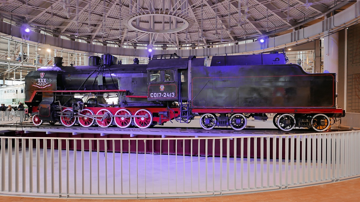 Güterzug-Dampflok CO17-2413, Baujahr 1948, auf der Drehscheibe im Neubau des Russischen Eisenbahnmuseums in St. Petersburg, 4.11.2017