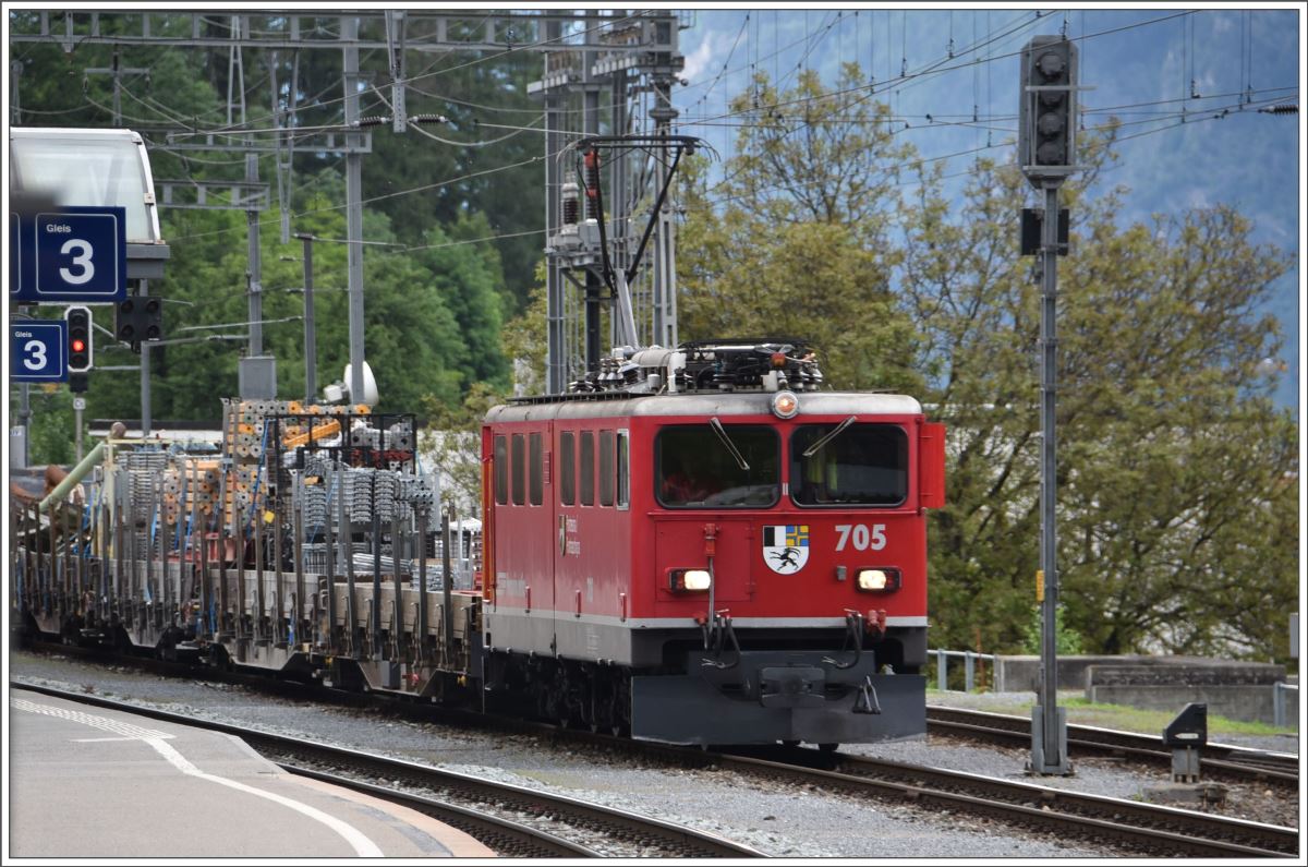 Güterzug ins Engadin mit Ge 6/6 II 705 (Pontresina/Puntraschigna  in Thusis, (08.06.2016)
