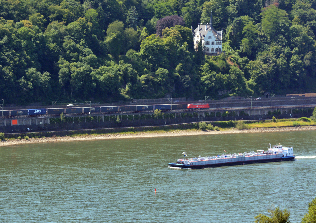 Güterzug ( Mini ) am linken Rheinufer zwischen Schiff und Villa kurz hinter Remagen - 03.07.2014