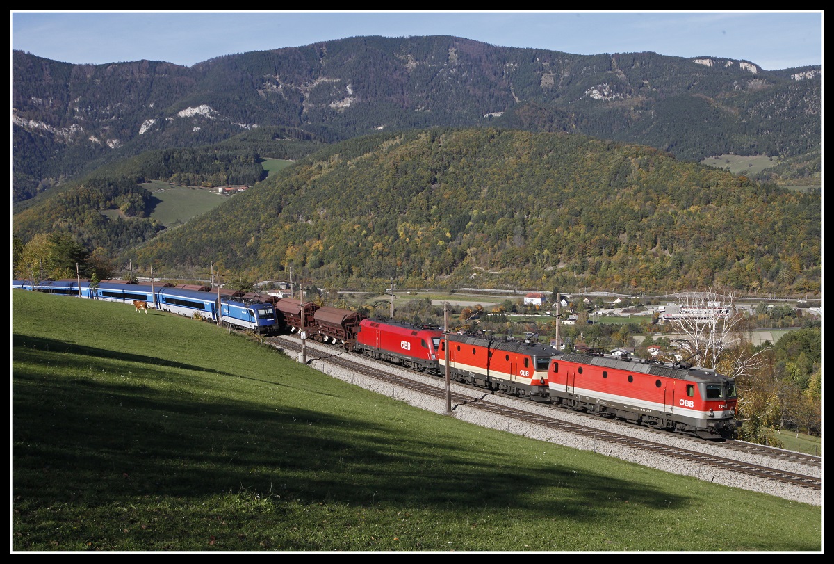 Güterzug mit 1144 124 + 1144 092 + 1116... begegnet einen CD-Railjet bei Eichberg am 24.10.2019.