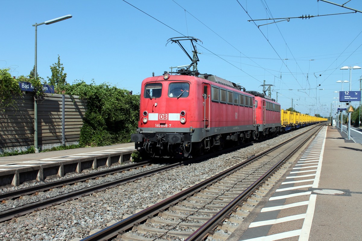 Gterzug mit 140 808-7 und 140 885-8 bei der Durchfahrt von Bad Krotzingen am 05.09.2013.