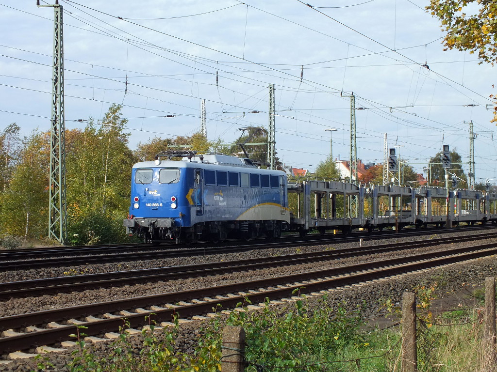Gterzug mit der 140 866-5 von EVB in Walle (Bremen), 19.10.2013