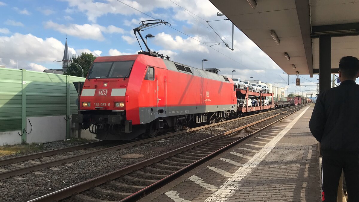 Güterzug mit 152 057-6 in Butzbach. 05.10.2021 | 16:12 Uhr