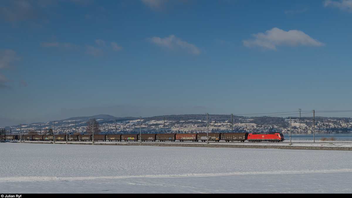 Güterzug mit 185 und Schiebewandwagen am 6. Januar 2017 bei Pfäffikon SZ.