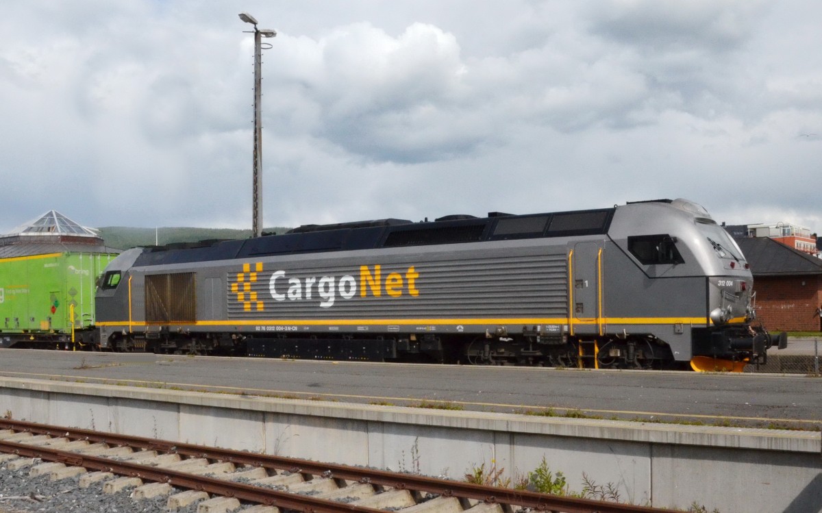 Güterzug mit Diesel-Lok  von Cargo Net, 92 76 0312 004-3N-CN, wartet im Bahnhof Mo i Rana auf weiterfahrt. Gesehen am 27.06.2014.