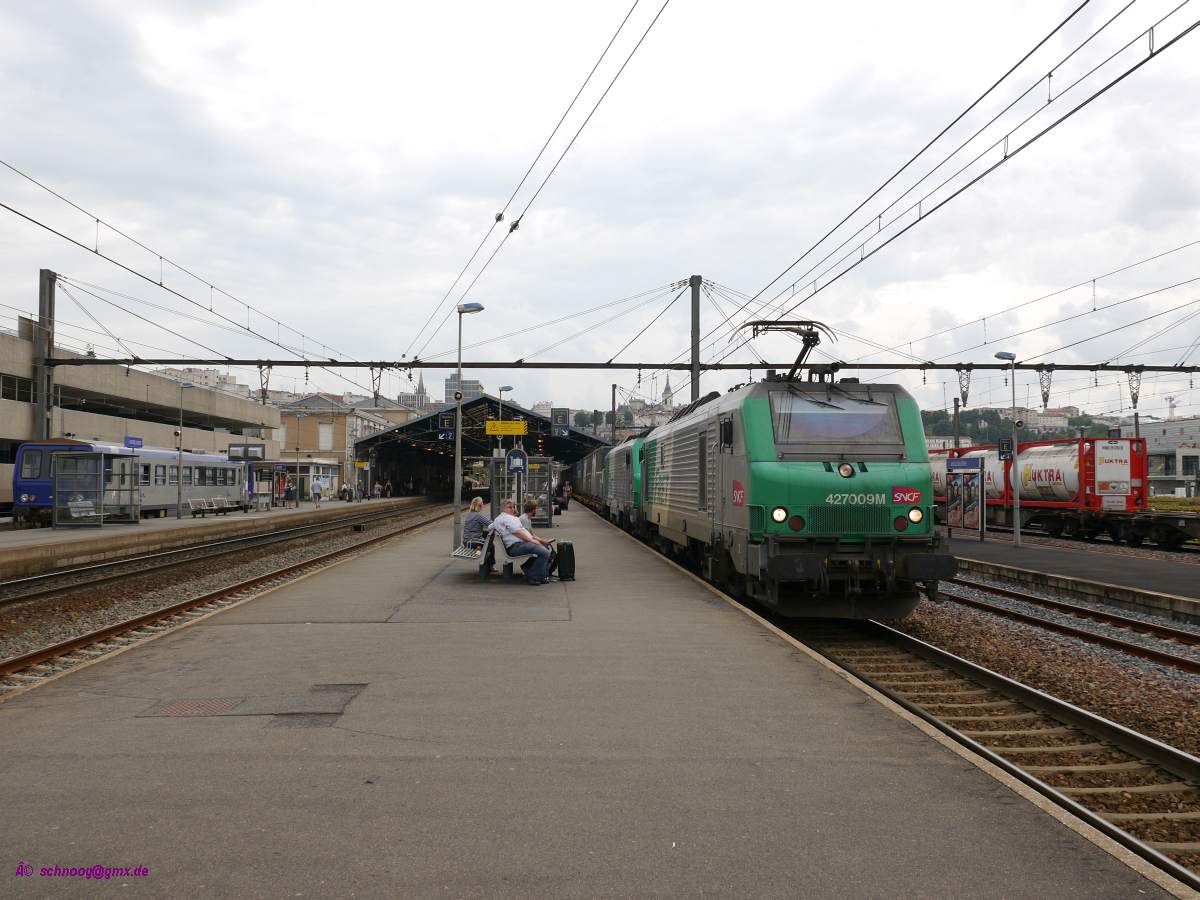 Güterzug mit Doppelbespannung durch SNCF BB27009+BB27002.
Das M hinter der Loknummer an der Front zeigt, dass die Lok einen Stromabnehmer  mit einer breiten Wippe hat, der auch unter der alten MIDI-Fahrleitung laufen kann. 
2014-07-19 Angoulême 