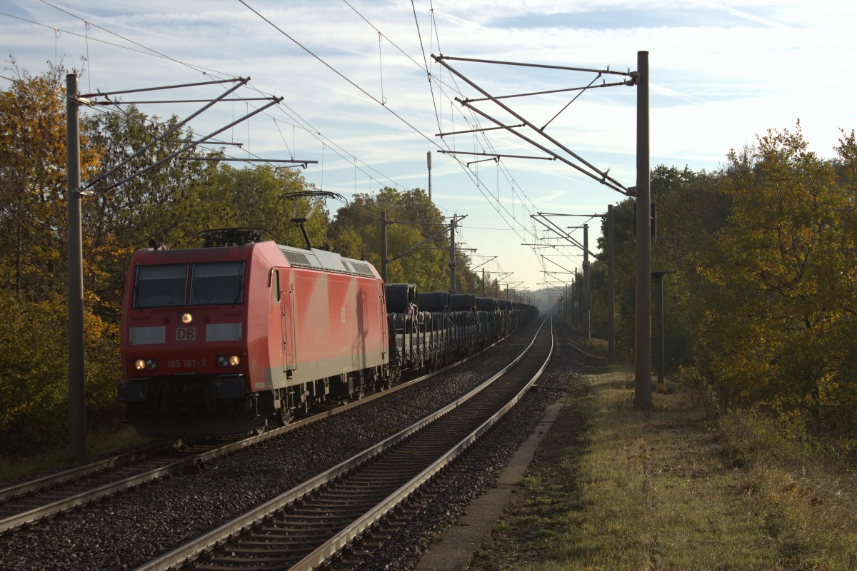 Güterzug mit Drahtrollen auf Flachwagen bei Hopfgarten/Weimar in Richtung Erfurt. Aufgenommen mit der Zuglok 185 187-2 am 24.10.2015.
