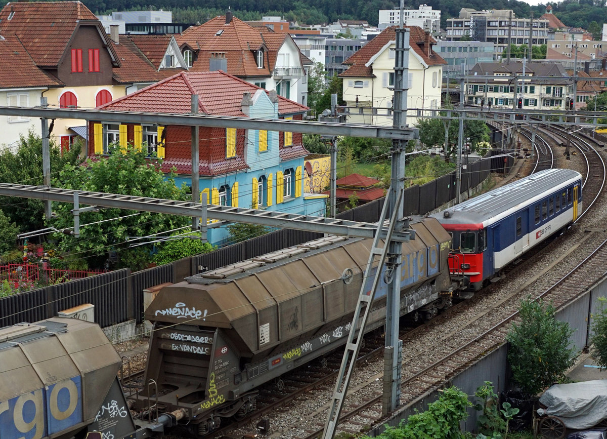 Güterzug mit der Eem 923 005-3 in Olten am 29. Juli 2019. Am Schlusse dieses Güterzuges ist ein BDt-Steuerwagen eingereiht.
Auf dieser Aufnahme erkennbar ist das farbigste Haus der Stadt Olten.
Foto: Walter Ruetsch 