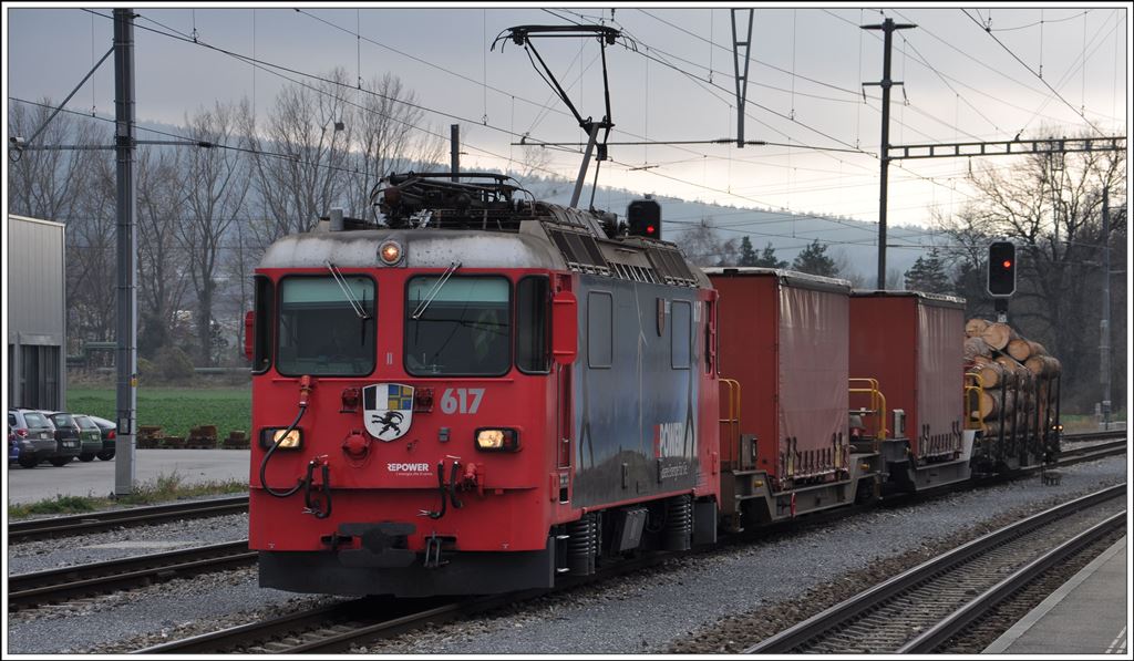 Güterzug mit Ge 4/4 II 617  Ilanz  in Untervaz-Trimmis. (25.11.2014)