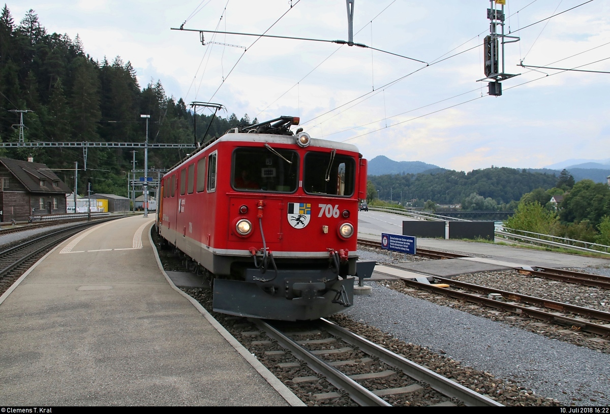 Güterzug mit Ge 6/6 II 706  Disentis/Mustér  der Rhätischen Bahn (RhB) durchfährt den Bahnhof Reichenau-Tamins (CH) auf Gleis 3 Richtung Chur.
[10.7.2018 | 16:22 Uhr]