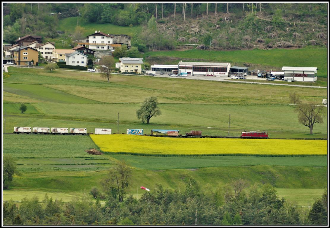 Güterzug mit Ge 6/6 II 707  Scuol  zwischen Thusis und Cazis. (08.05.2019)