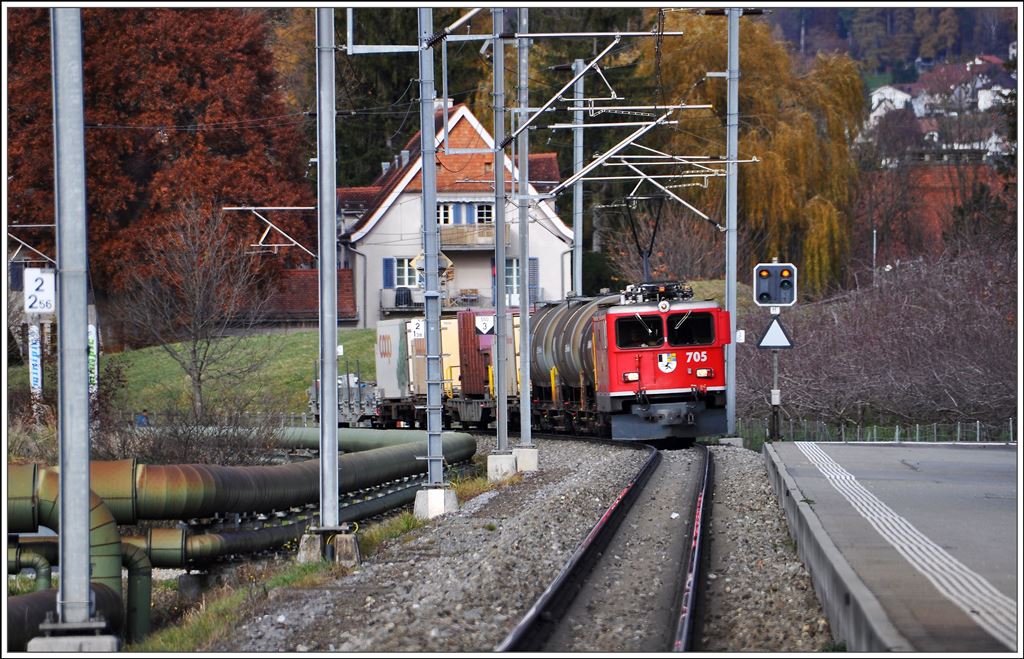 Güterzug mit Ge 6/6 II 705  Pontresina/Puntraschigna  in Igis. (20.11.2014)