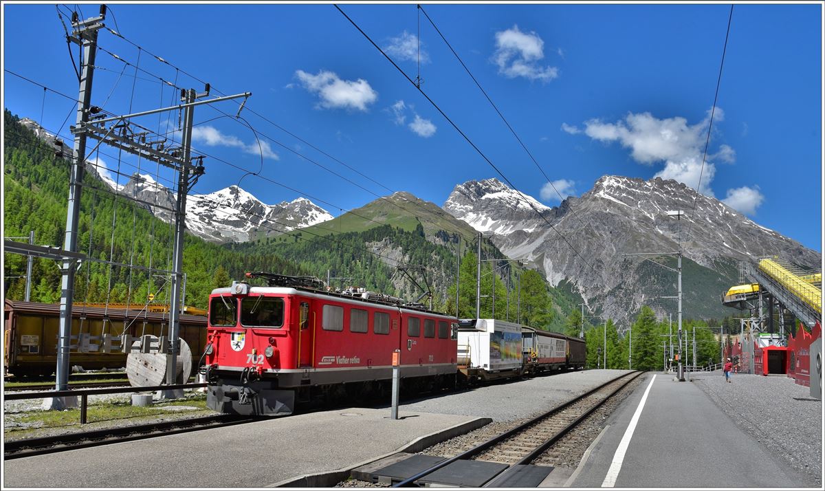 Güterzug mit der Ge 6/6 II 702  Curia  in Preda. (22.06.2016)