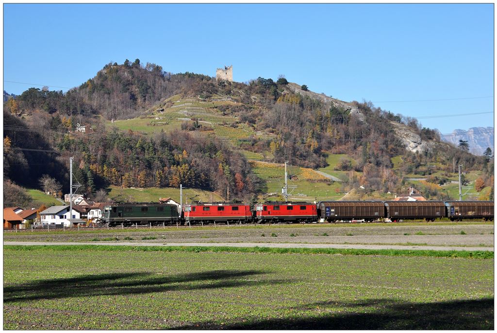 Güterzug mit der grünen 430 364-0 an der Spitze bei Eite mit der Ruine Wartau. (11.11.2015)