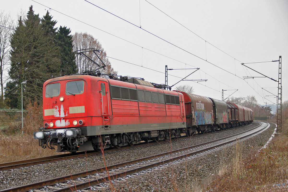 Güterzug mit Lok 151 085-8 am 16.12.2018 in Witten.