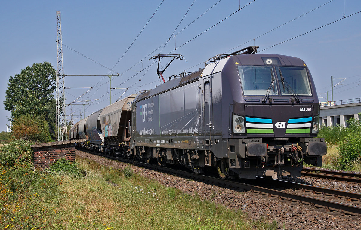 Güterzug mit Lokomotive 193 202 am 12.08.2020 in Porz am Rhein.