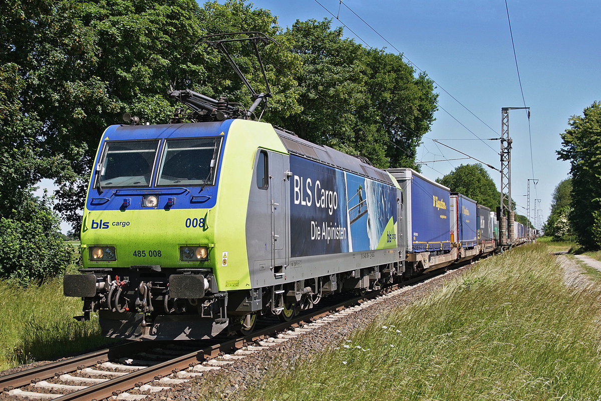 Güterzug mit Lokomotive 485 008 am 28.05.2020 in Boisheim.
