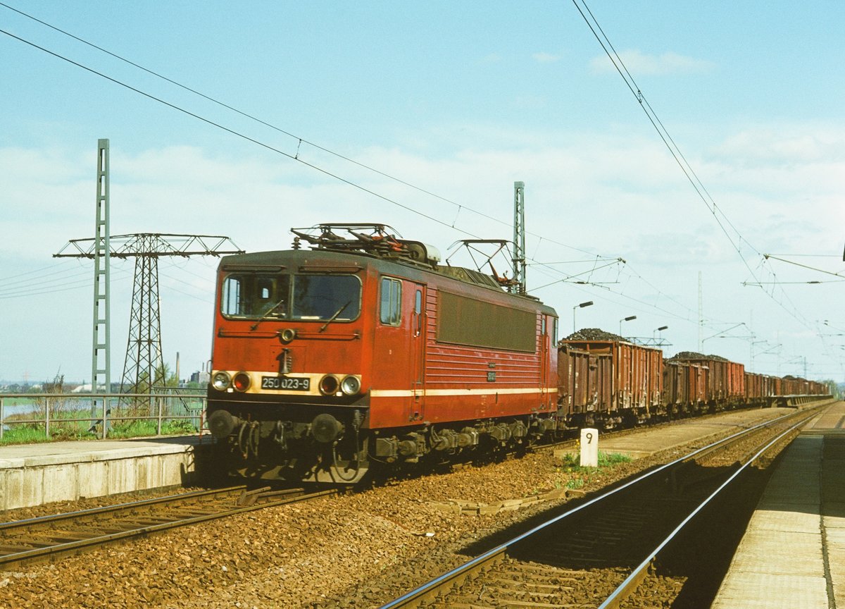 Güterzug mit Lokomotive DR 250 023 (DB 155 023) auf der Elbbrücke Niederwartha (Strecke 243) am 8. Mai 1985. Scan vom 6 x 6 Diapositiv.