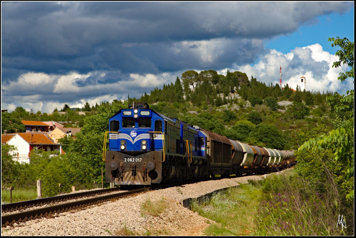 Güterzug mit zwei 2062er (vorne die die 2062.017) auf der Fahrt von Split in Richtung Perkovic. Entstande ist die Aufnahme kurz vor Primorski Dolac. (16.05.2018)
