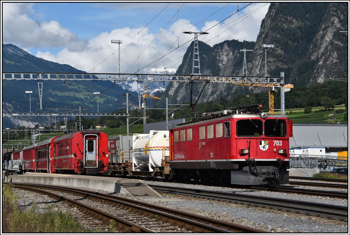 Güterzug nach Samedan mit Ge 6/6 II 703  St.Moritz  in Untervaz-Trimmis. (09.09.2019)