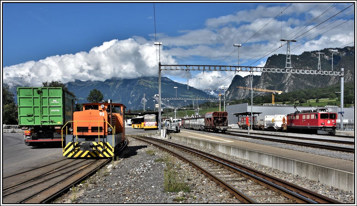 Güterzug nach Samedan mit Ge 6/6 II 703  St.Moritz  und Tm 2/2 93 in Untervaz-Trimmis. (09.09.2019)