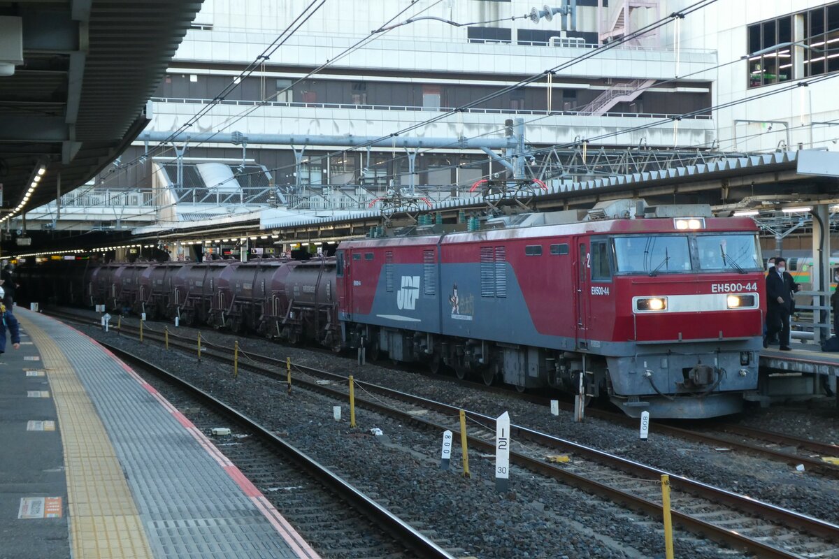 Güterzug von Onahama Bf nach Annaka Bf mit der EH500-44, im 28.11.2021, Ōmiya Bf.
