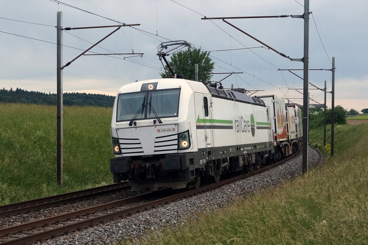 Güterzug von Railcare mit Vectron Rem 476 454 bei Niederbipp am 22. Mai 2020.
Foto: Walter Ruetsch