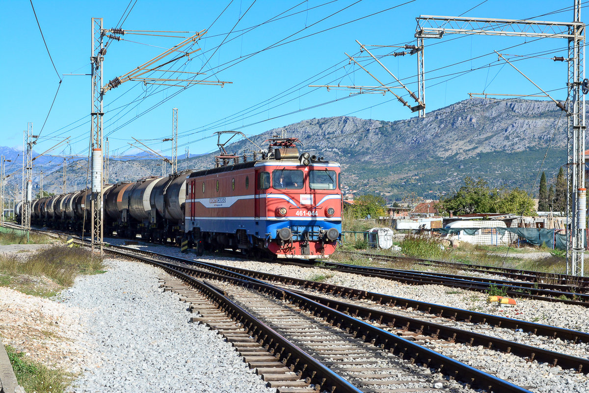 Güterzug Richtung Bar mit E-Lok 461-044 von Montecargo.
Aufgenommen am 30.10.2017 um 11:46 Uhr kurz vor dem Hauptbahnhof Podgorica. 