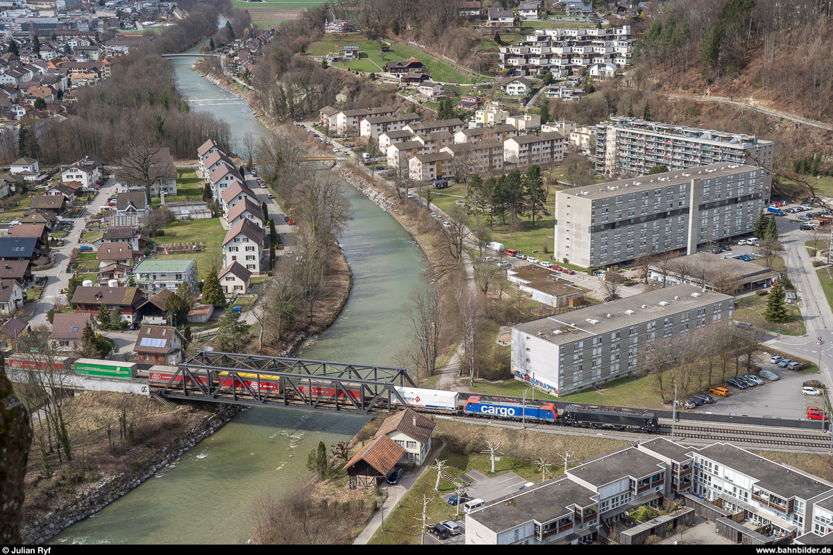 Güterzug von SBB Cargo International mit zwei ES 64 F4 am 17. März 2019 beim Überqueren der Emme in Burgdorf.