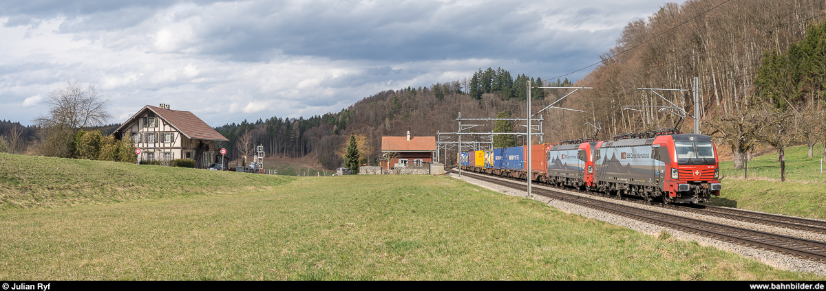 Güterzug von SBB Cargo International mit 193 464 und einer weiteren Vectron am 17. März 2019 bei Burgdorf.
