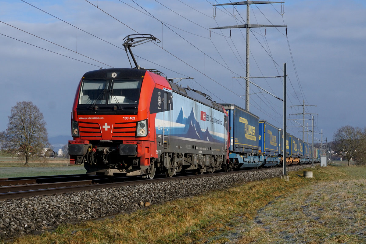 Güterzug von SBB CARGO INTERNATIONAL mit Vectron 193 462 bei Bollodingen auf der Fahrt in den Süden am 19. Januar 2020.
Foto: Walter Ruetsch